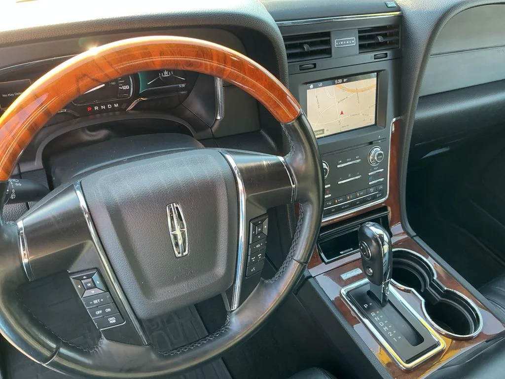 Used 2016 Black Lincoln Select image 12
