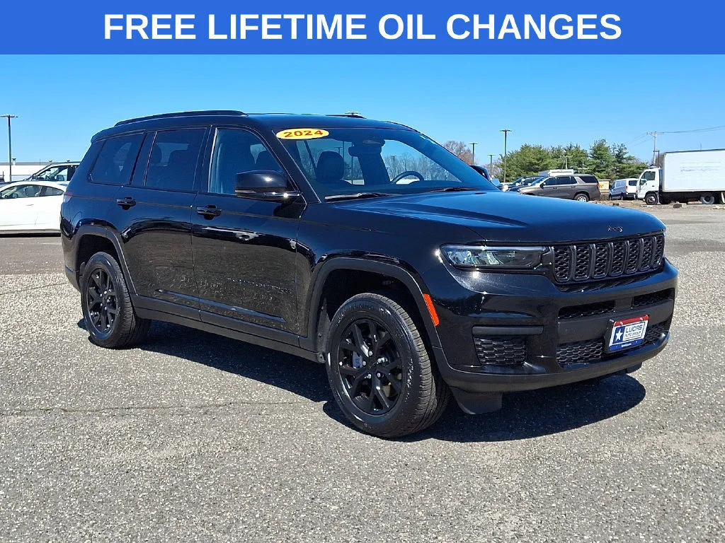 Used 2024 Diamond Black Crystal Pearlcoat Jeep Altitude image 1