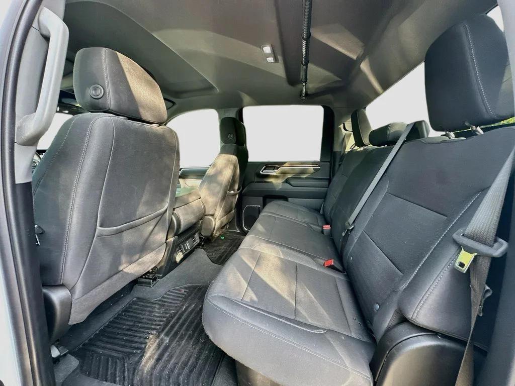 Used 2025 Summit White Chevrolet LT image 25