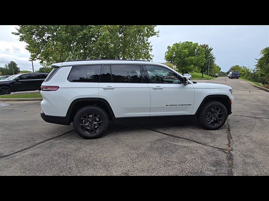 New 2027 Bright White Clear-Coat Paint Jeep Laredo Altitude image 9