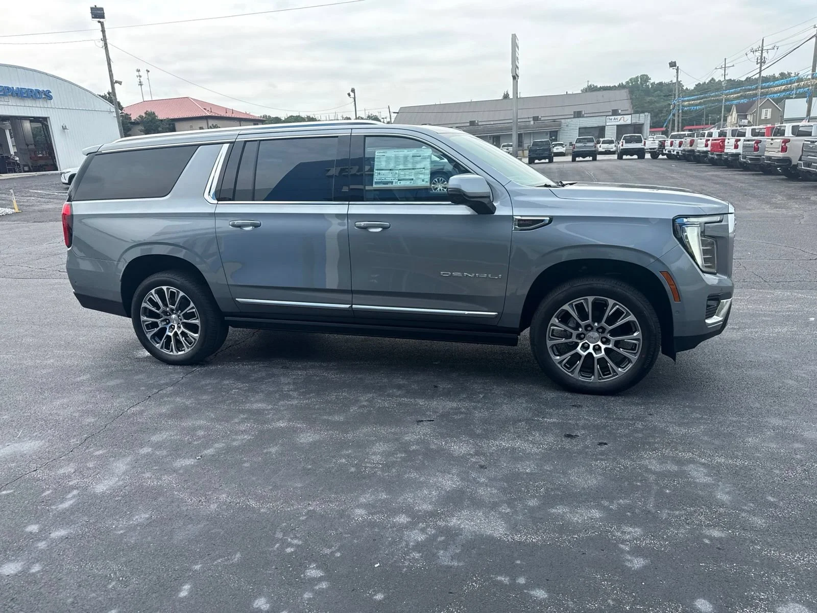 2026 GMC Yukon XL Denali - Photo 10