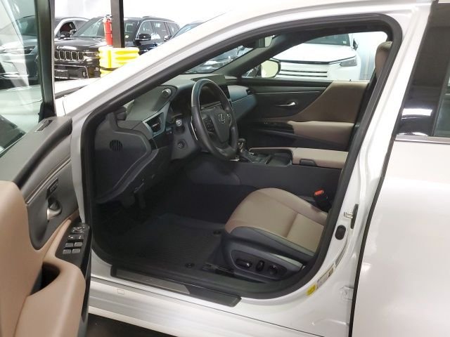 Used 2025 White Lexus 350 image 13