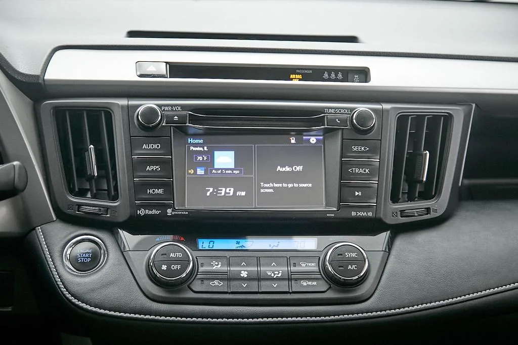 Used 2018 White Toyota XLE image 25
