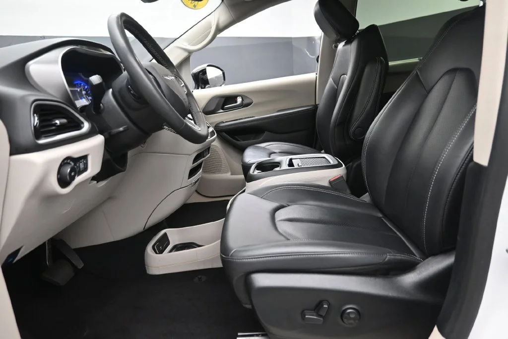 Used 2024 White Chrysler Touring L image 17