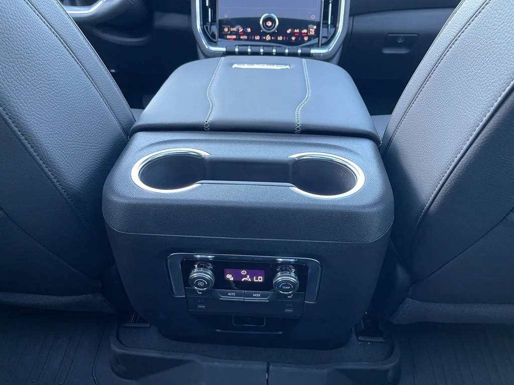 2025 GMC Yukon XL Denali - Photo 32