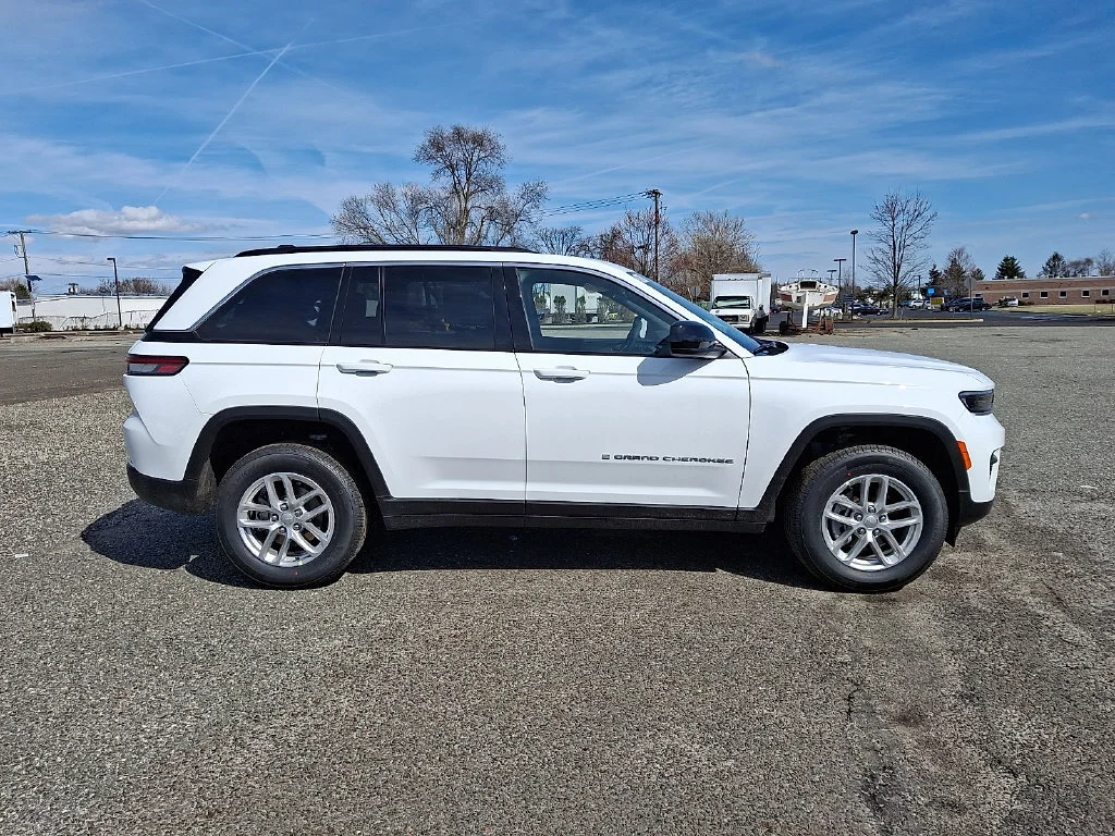 New 2026 Bright White Clear-Coat Exterior Paint Jeep Laredo X image 9