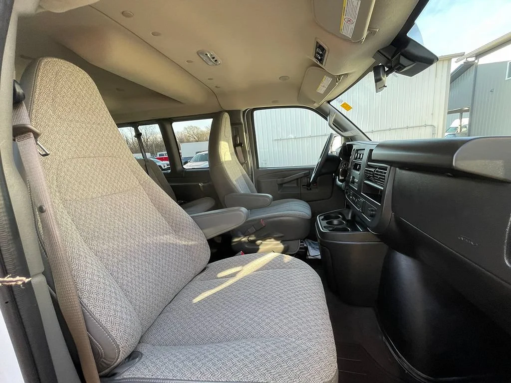 Used 2025 Summit White Chevrolet 1LT image 17