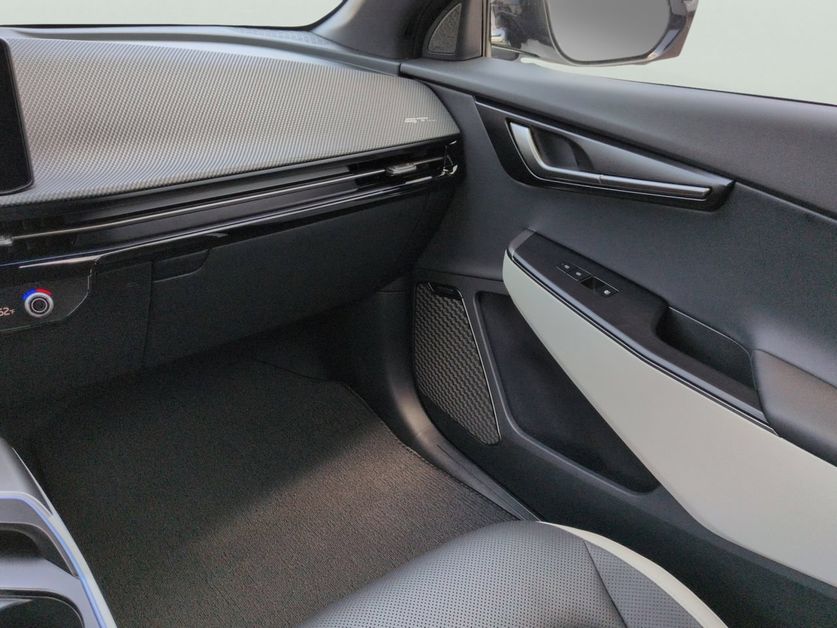 New 2026 Glacial White Pearl / Black Ro Kia GT-LINE image 15