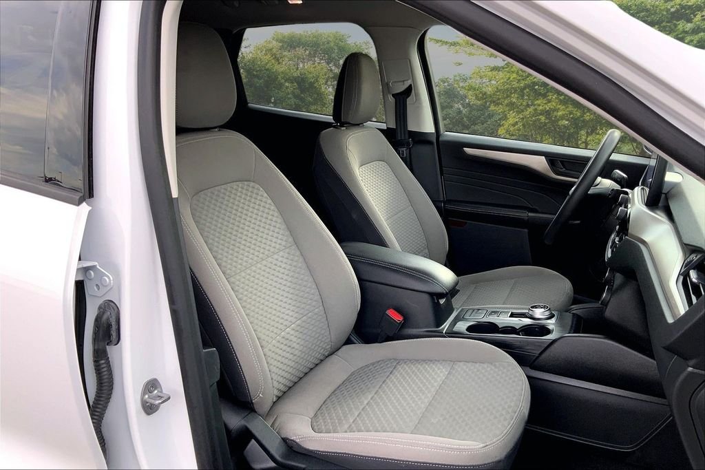 Used 2022 White Ford SE image 28