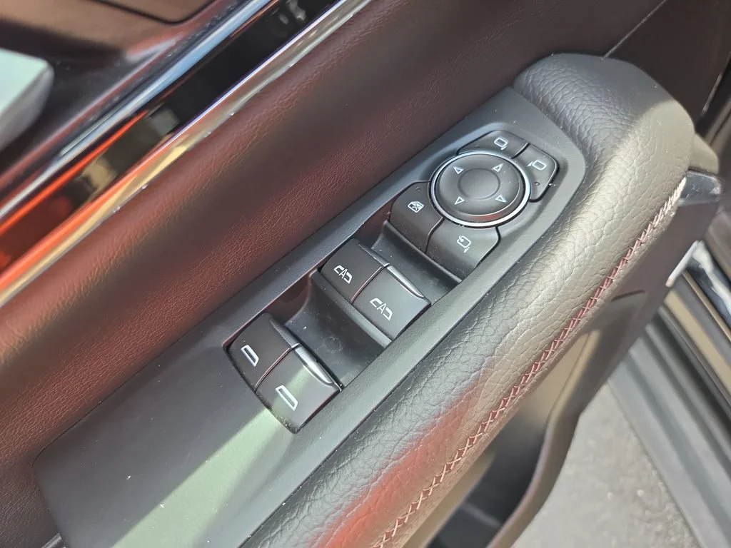 2025 GMC Yukon Denali - Photo 28