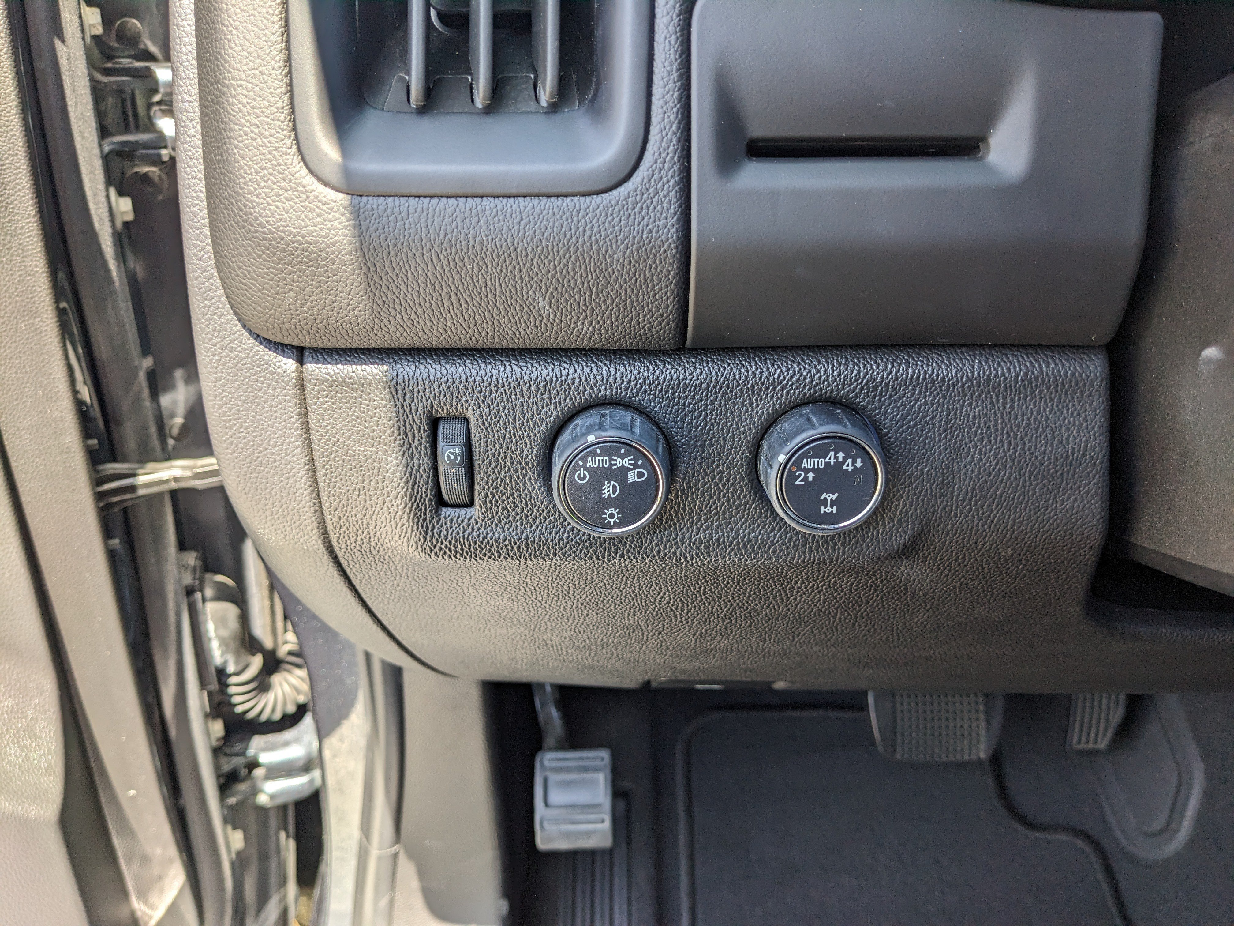 Used 2019 Shadow Gray Metallic Chevrolet 4WD LT image 28