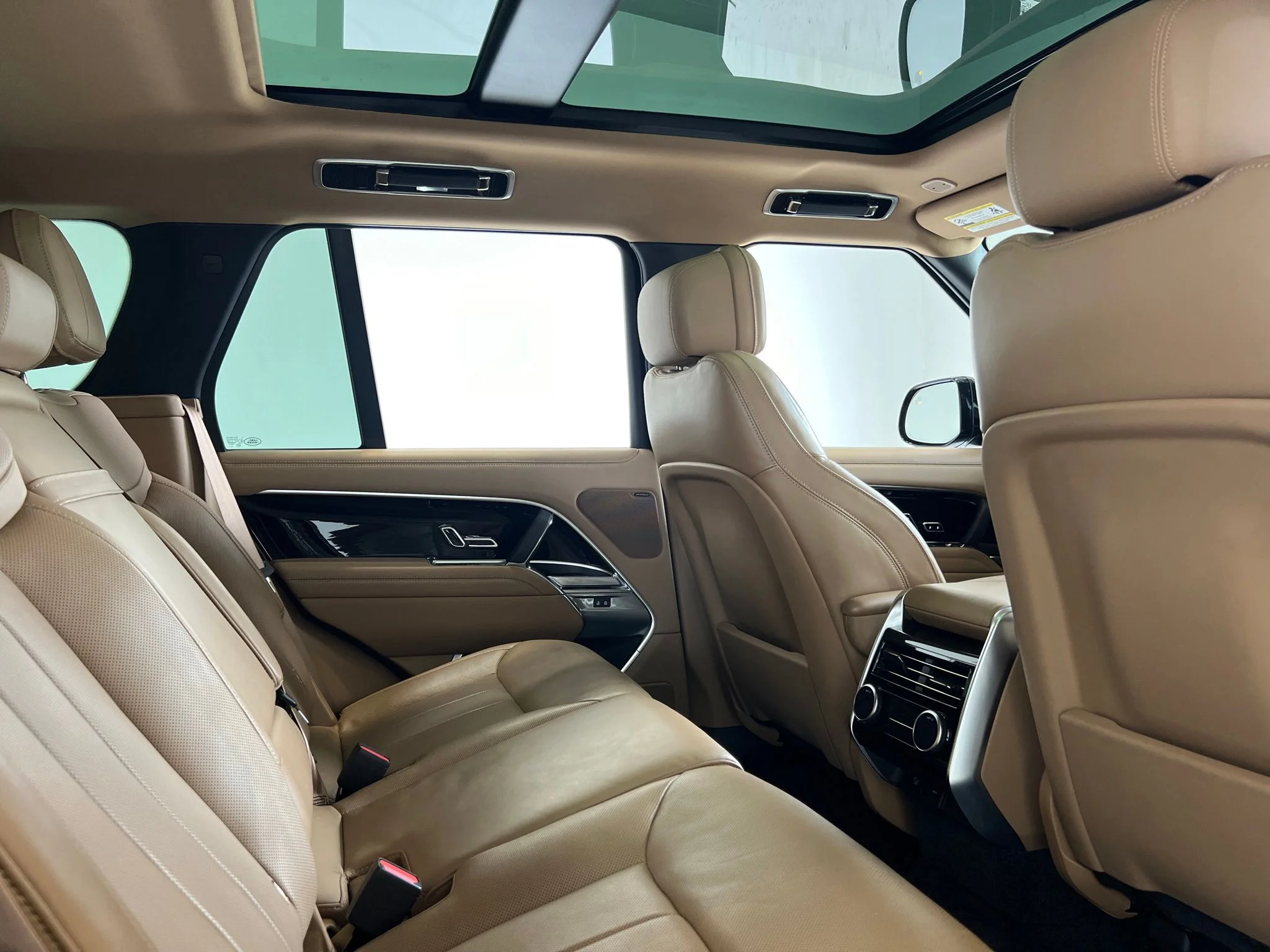 Used 2023 Green Land Rover SE image 21