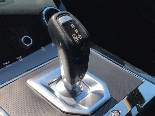 Used 2021  Land Rover R-Dynamic SE image 23