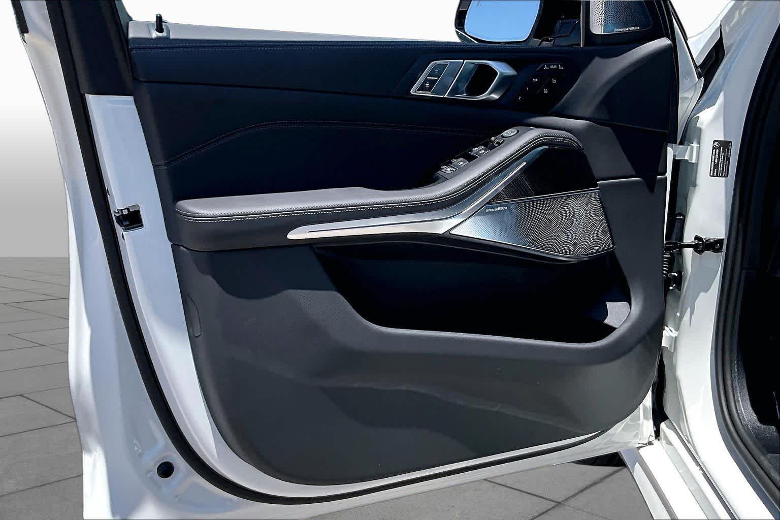 New 2027 Alpine White BMW M60i image 9
