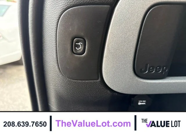 Used 2016 Red Jeep Latitude image 19