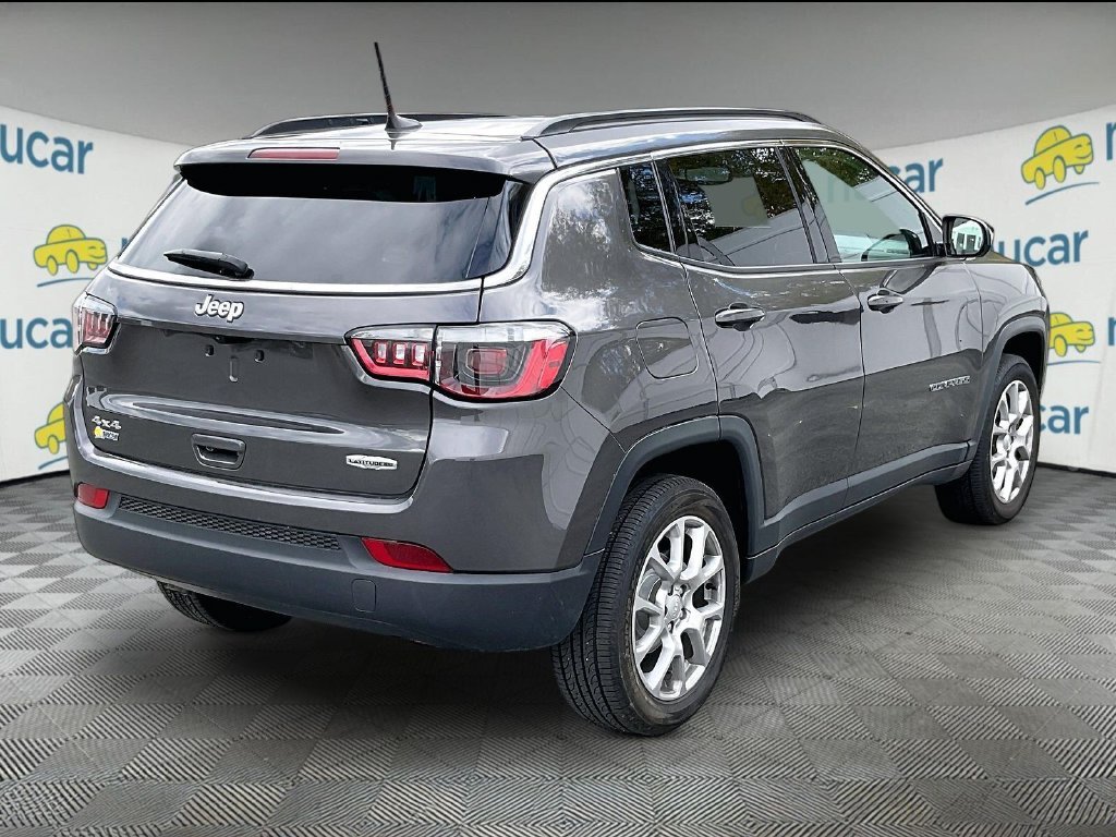 Used 2023 Granite Crystal Metallic Clearcoat Jeep Latitude Lux image 6
