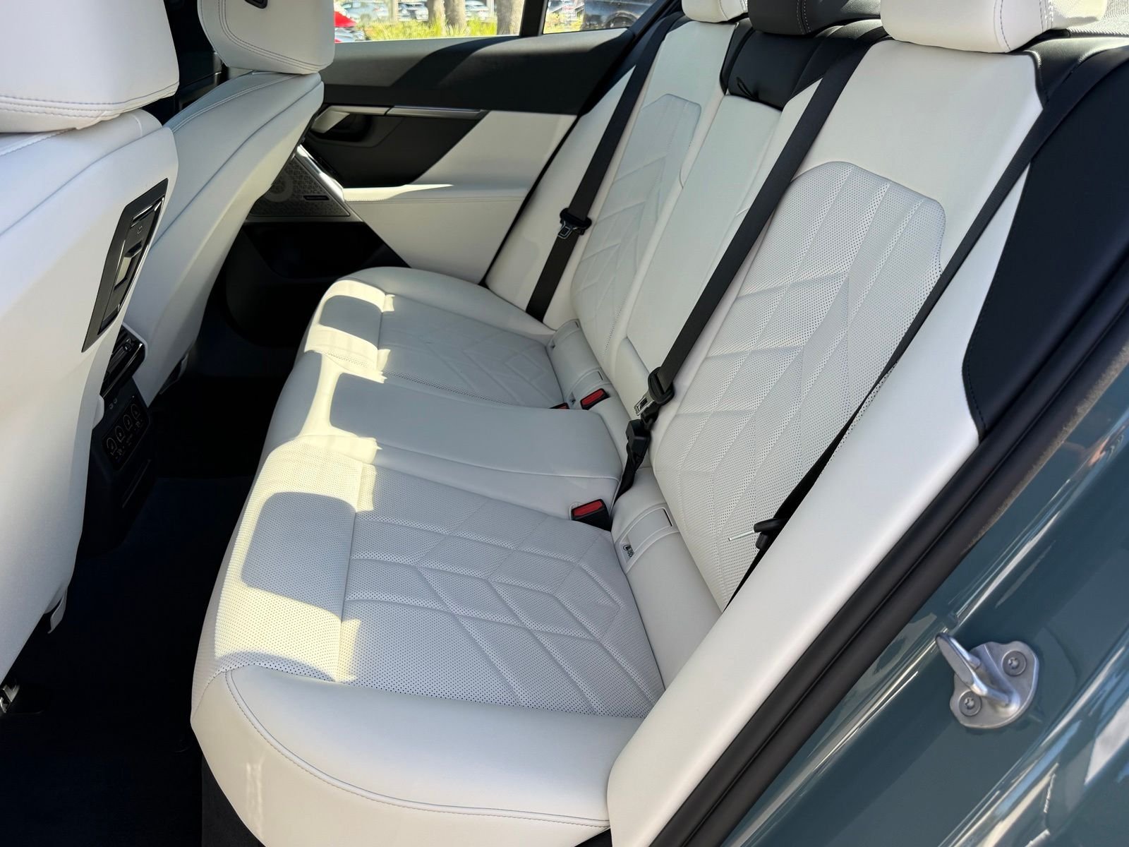 New 2027 Cape York Green Metallic BMW 530i xDrive image 31