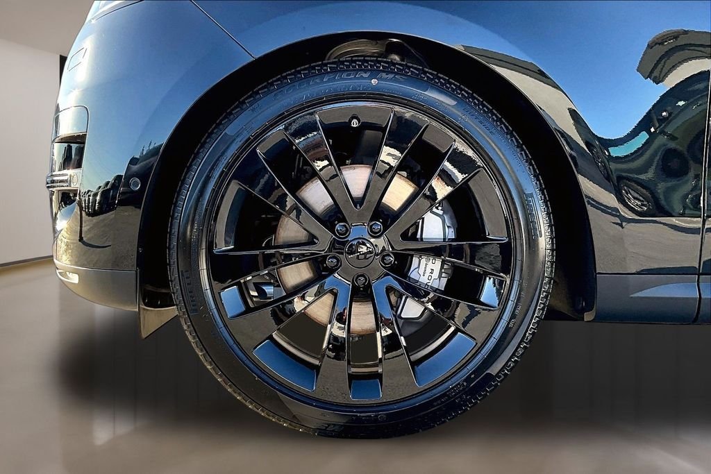 New 2026 SANTORINI BLACK Land Rover SE image 13