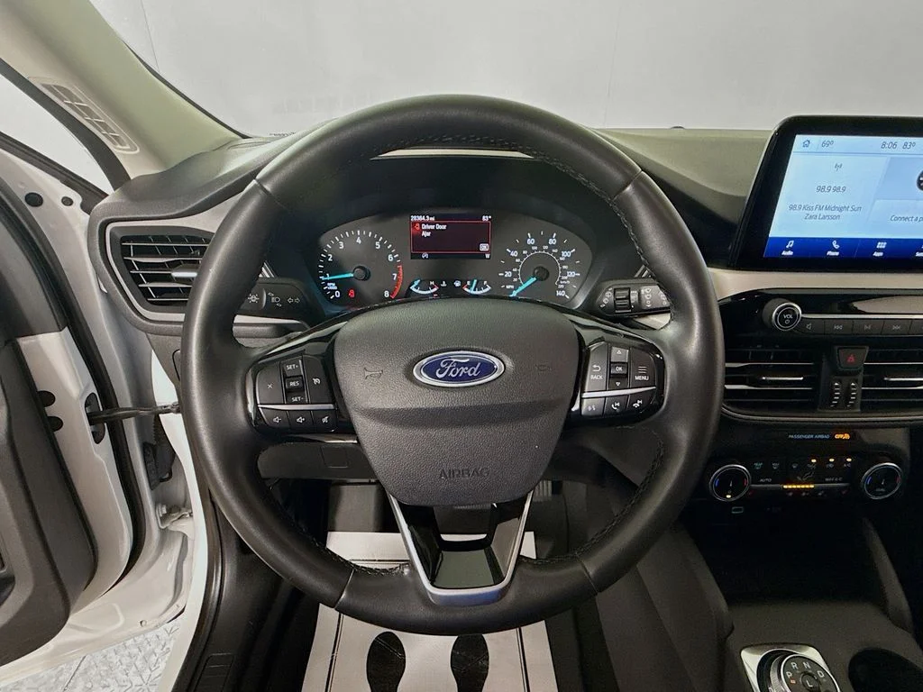 Used 2022 Oxford White Ford SE image 16