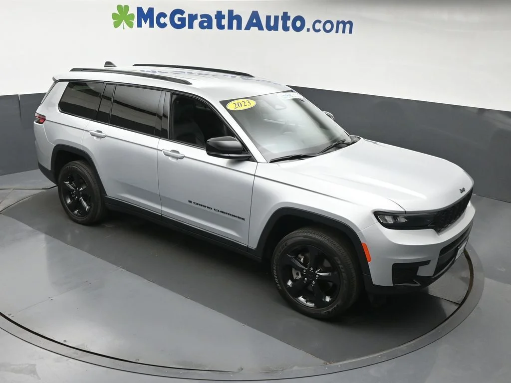 Used 2023 Silver Jeep Altitude image 4