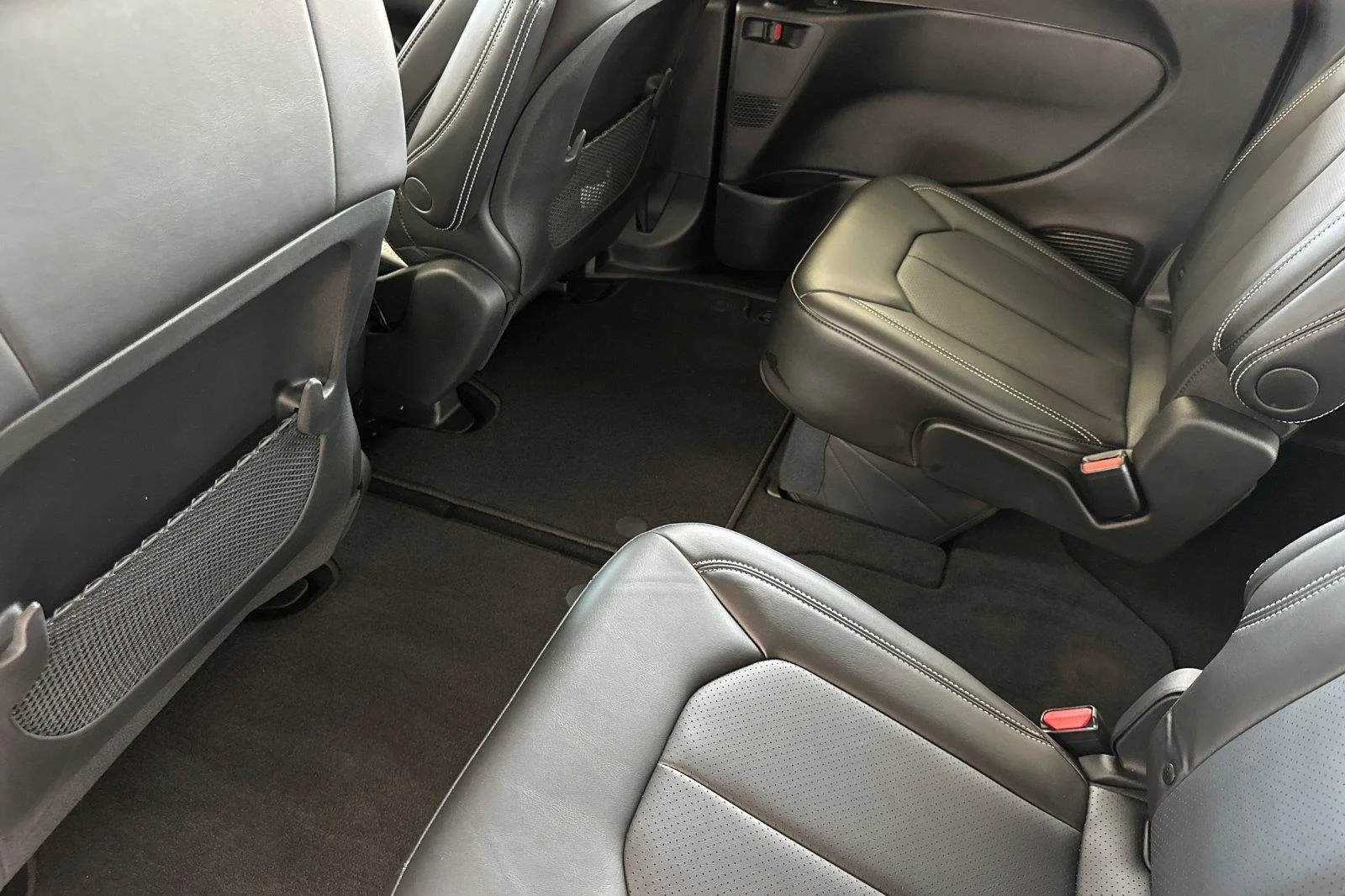 2025 Chrysler Voyager LX - Photo 12