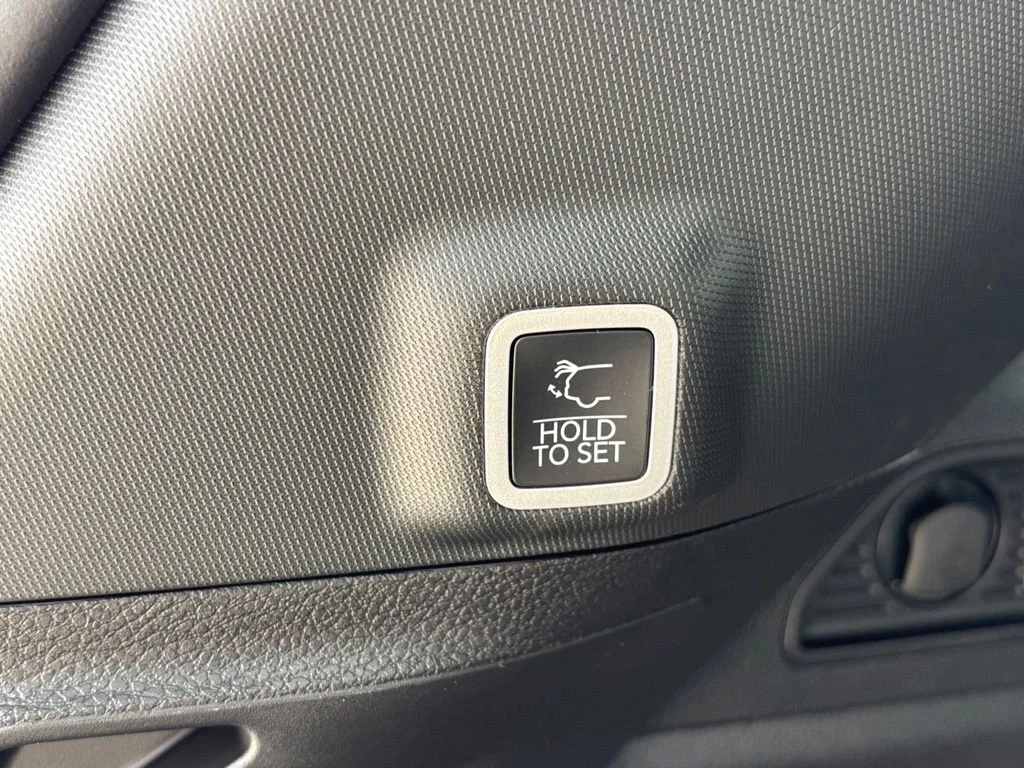 New 2027 Bright White Clearcoat Jeep Laredo Altitude image 24