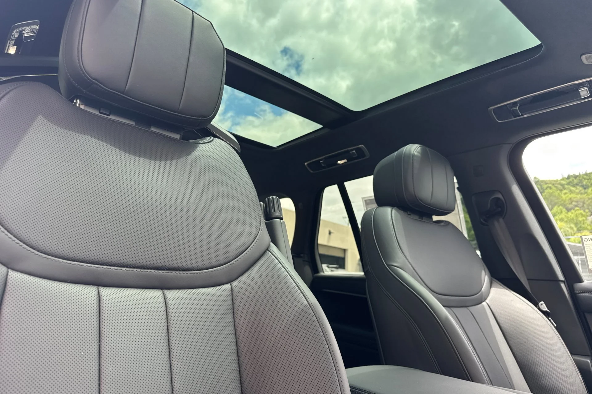 New 2026 SANTORINI BLACK Land Rover SE image 19