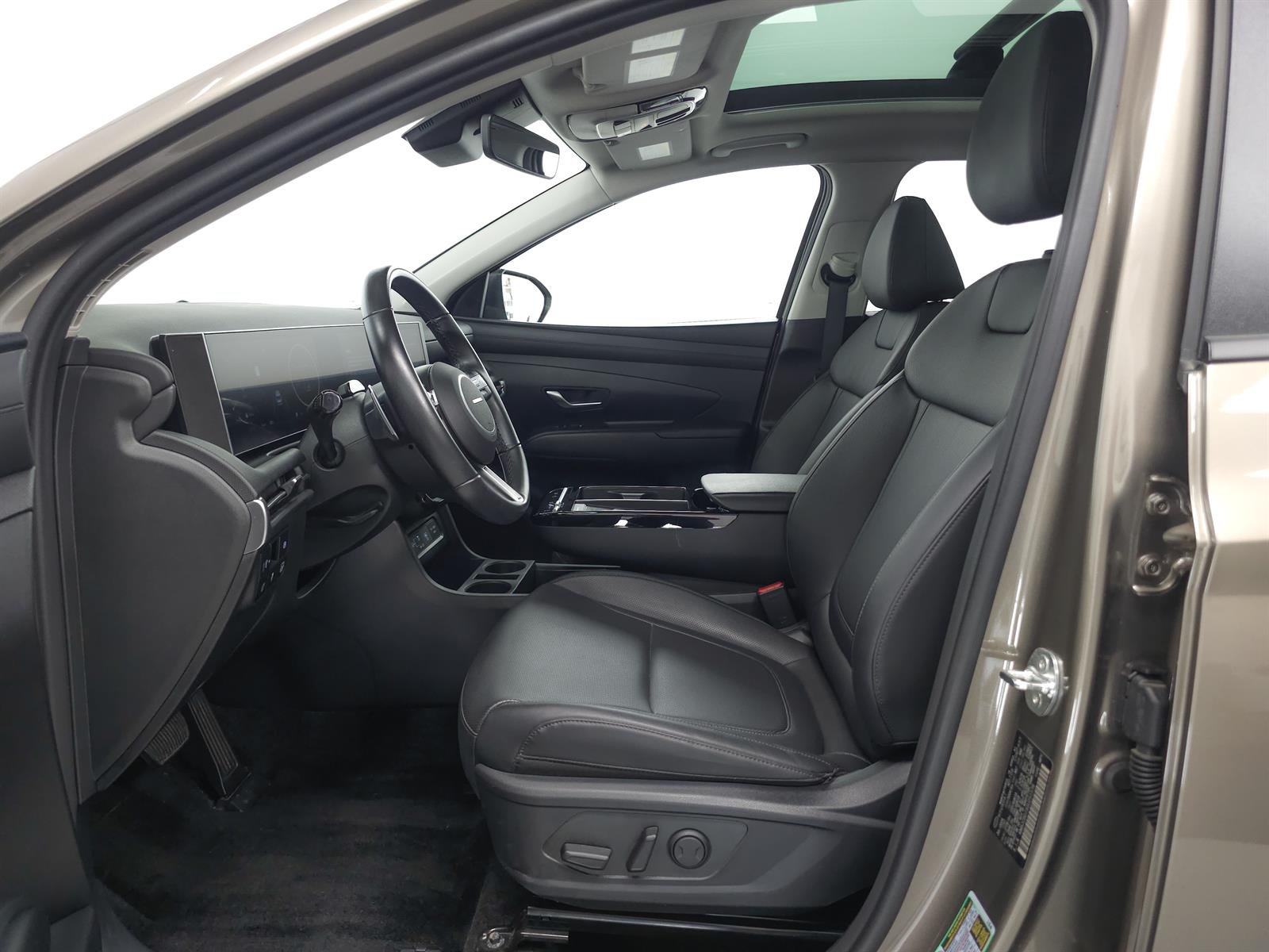 Used 2025 Beige Hyundai SEL Convenience image 4