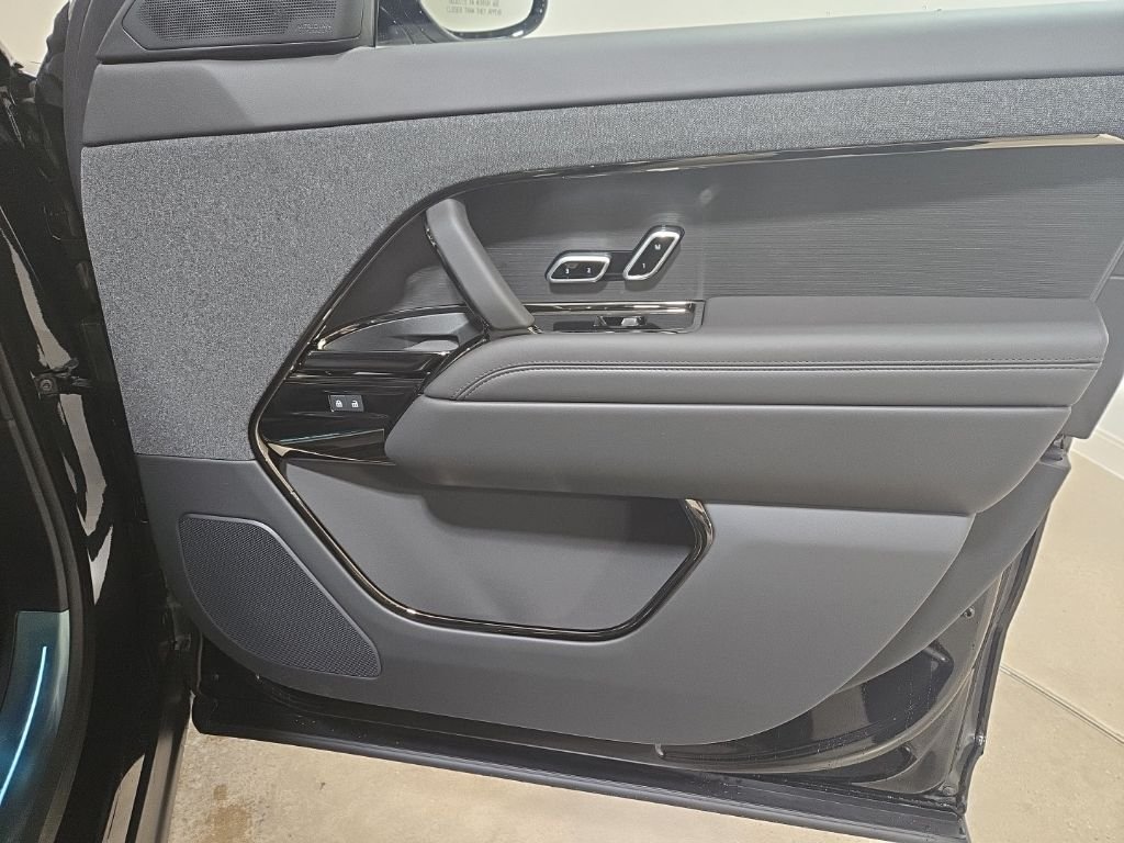 New 2026 Santorini Black Land Rover Dynamic SE image 24