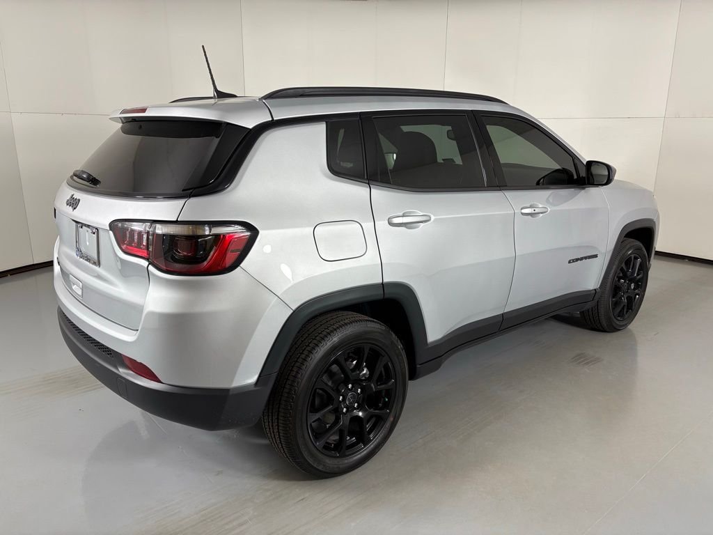 New 2026 Silver Zynith Metallic Clearcoat Jeep Latitude image 8