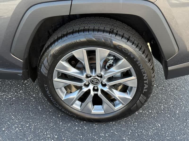 Used 2023 Magnetic Gray Metallic Toyota XLE Premium image 6