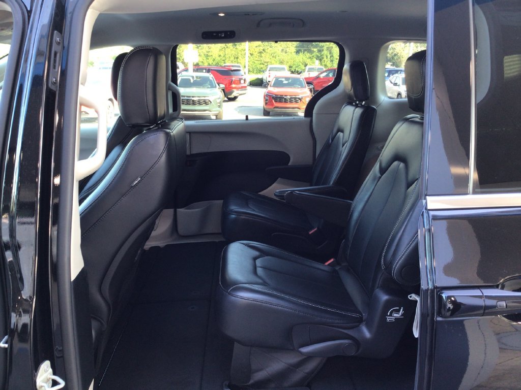 Used 2024 Black Chrysler Touring L image 31