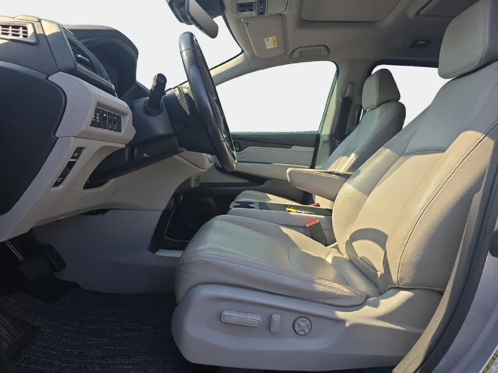 Used 2019 Lunar Silver Metallic Honda Touring image 12