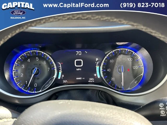 Used 2025 White Chrysler Select image 24