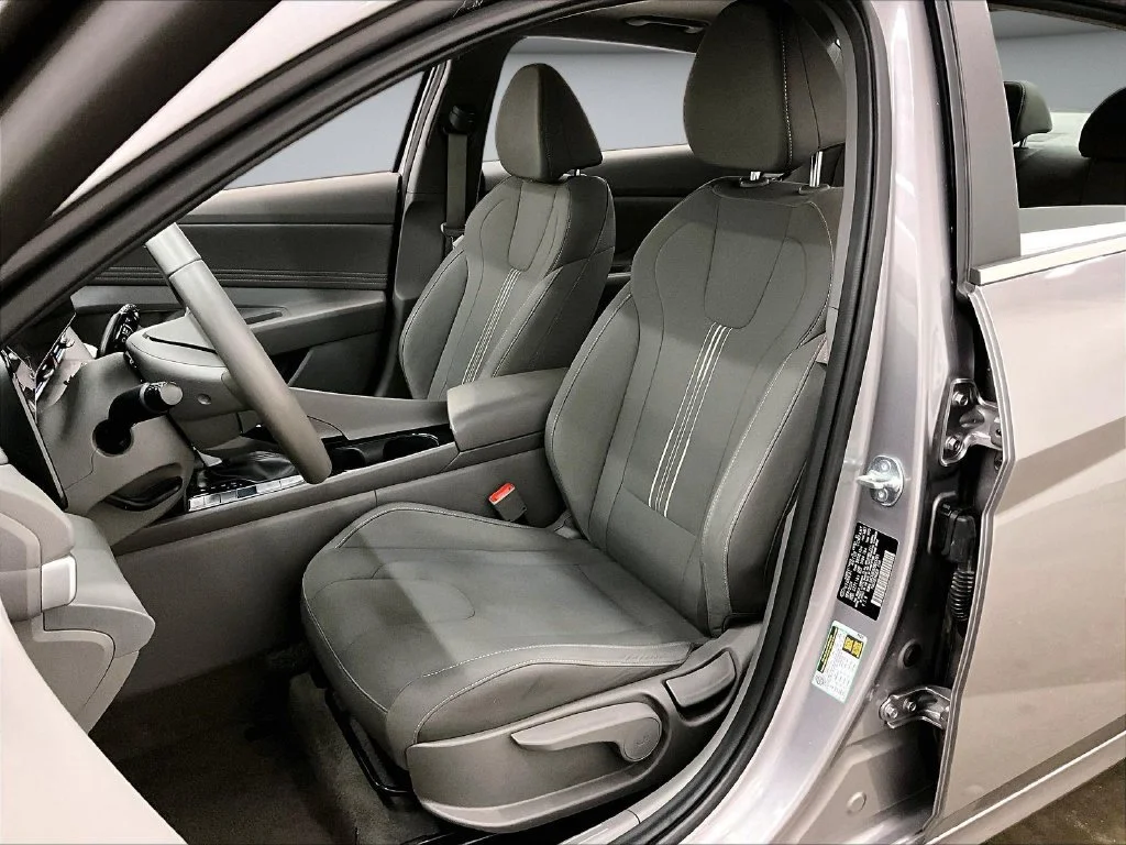 Used 2025 Silver Hyundai SEL Convenience image 21