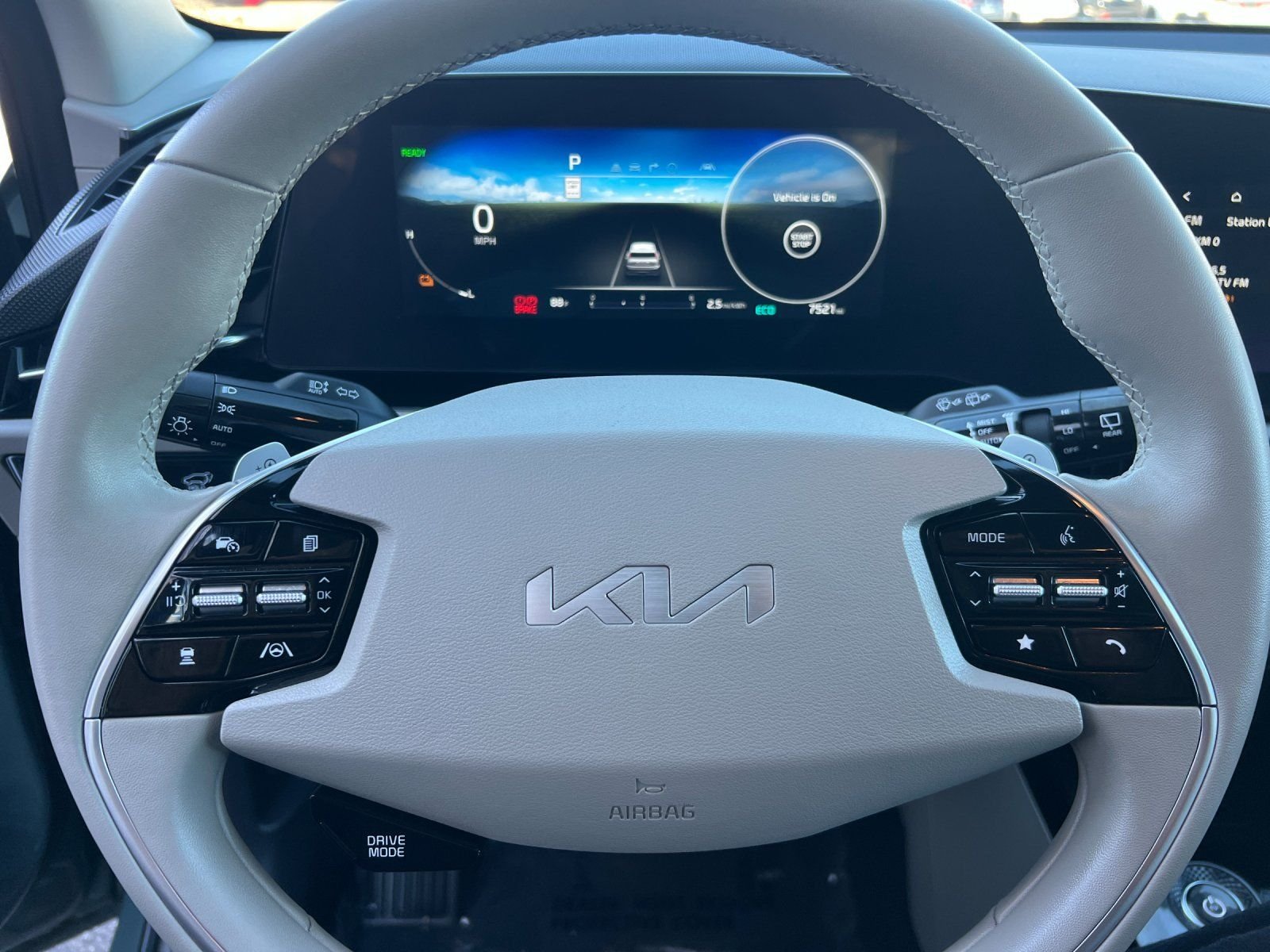 Certified Used 2023 Green Kia Wind image 23