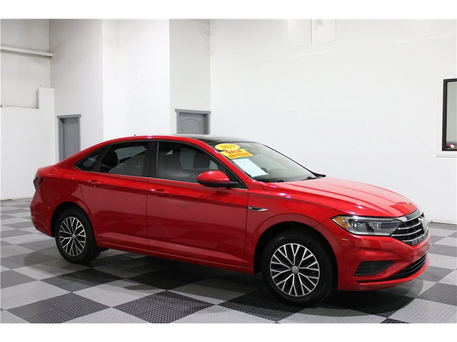 Used 2019 Red Volkswagen SEL image 1