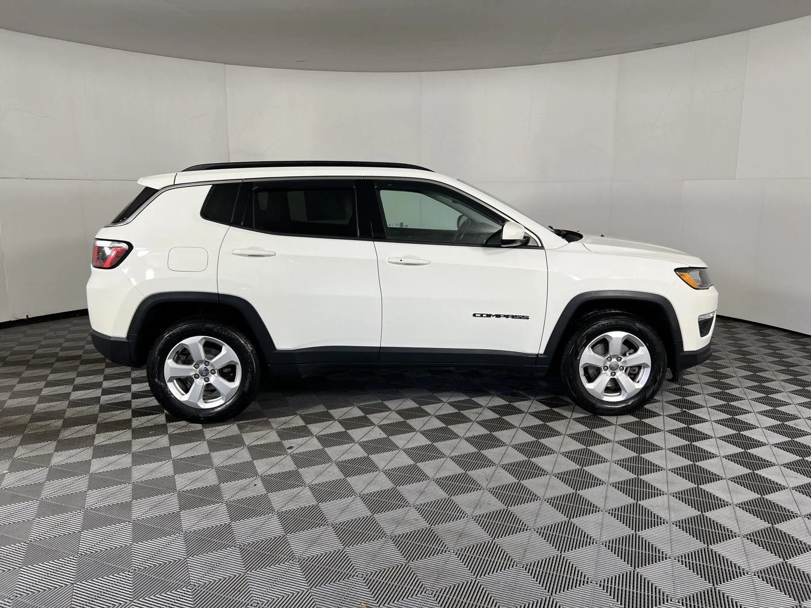 Used 2018 White Clearcoat Jeep Latitude image 8
