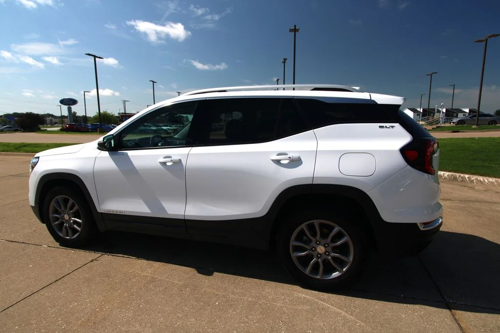 Used 2024 White GMC SLT image 14
