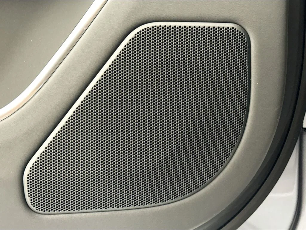 New 2026 Eiger Grey Land Rover SE image 19