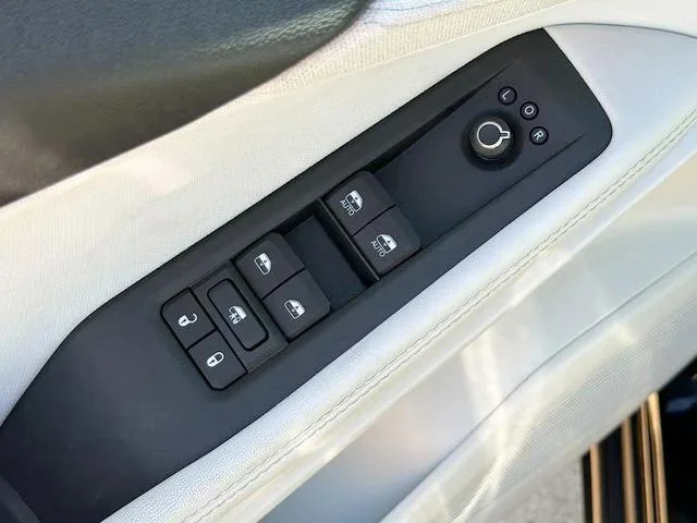 New 2026 Diamond Black Crystal Pearlcoat Jeep Laredo image 18
