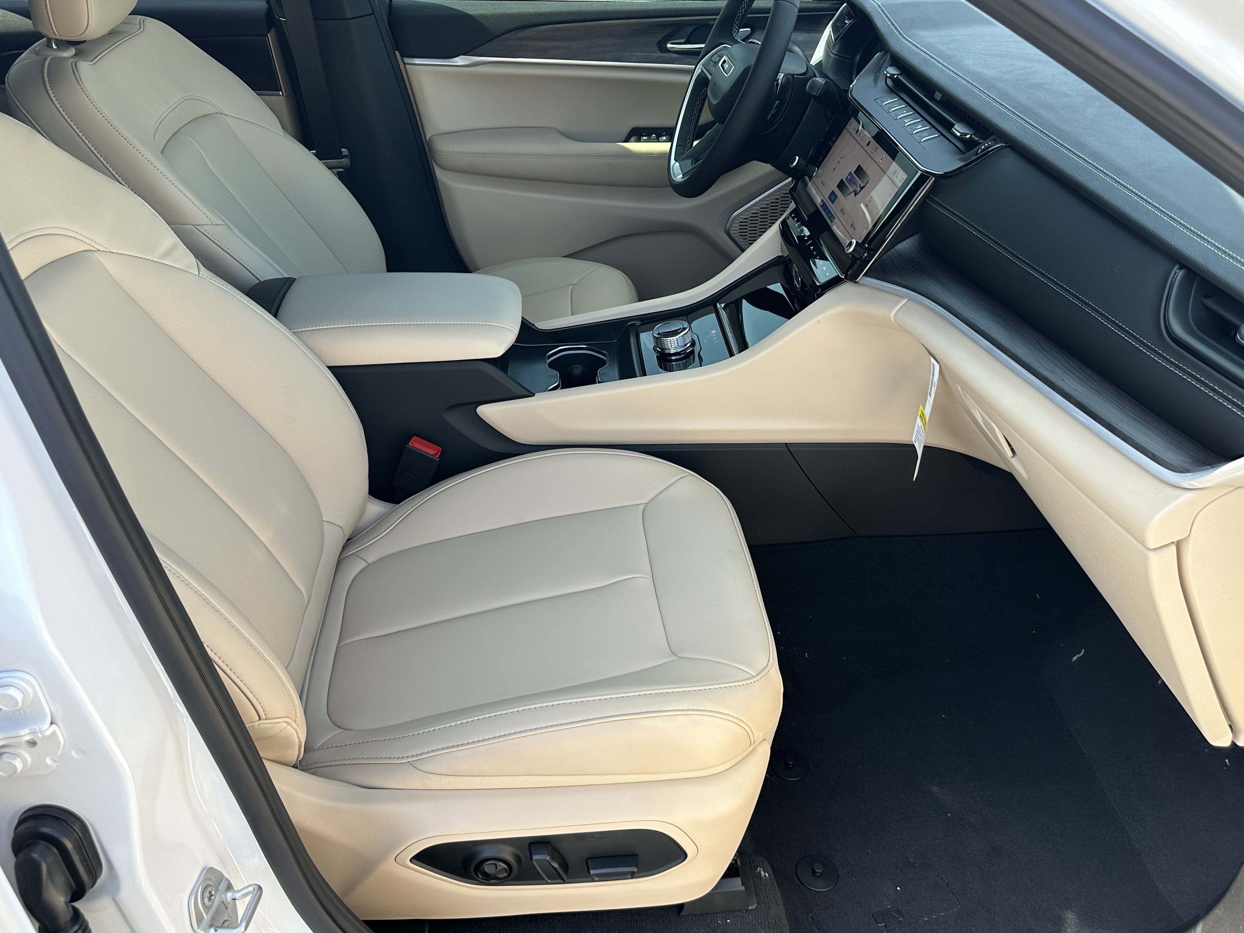 New 2026 Bright White Clear-Coat Exterior Paint Jeep Limited image 14