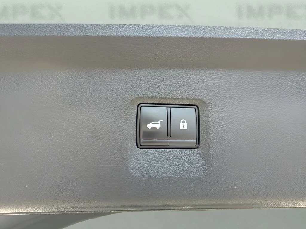 Used 2026 White INFINITI LUXE image 27
