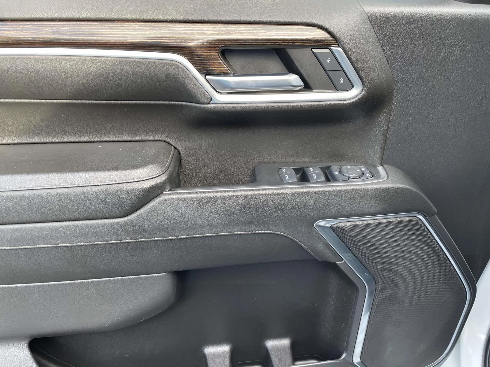 Used 2024 Summit White GMC Elevation image 14