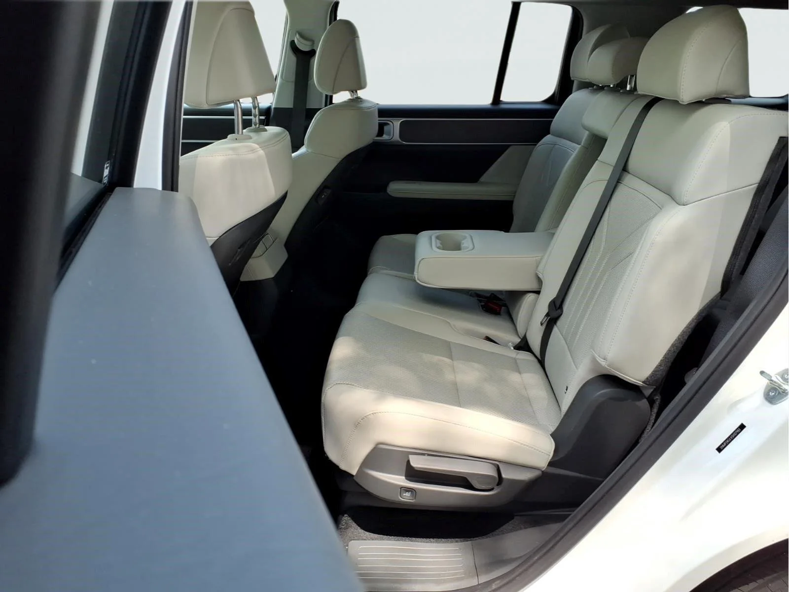 Used 2025  Hyundai SEL image 11