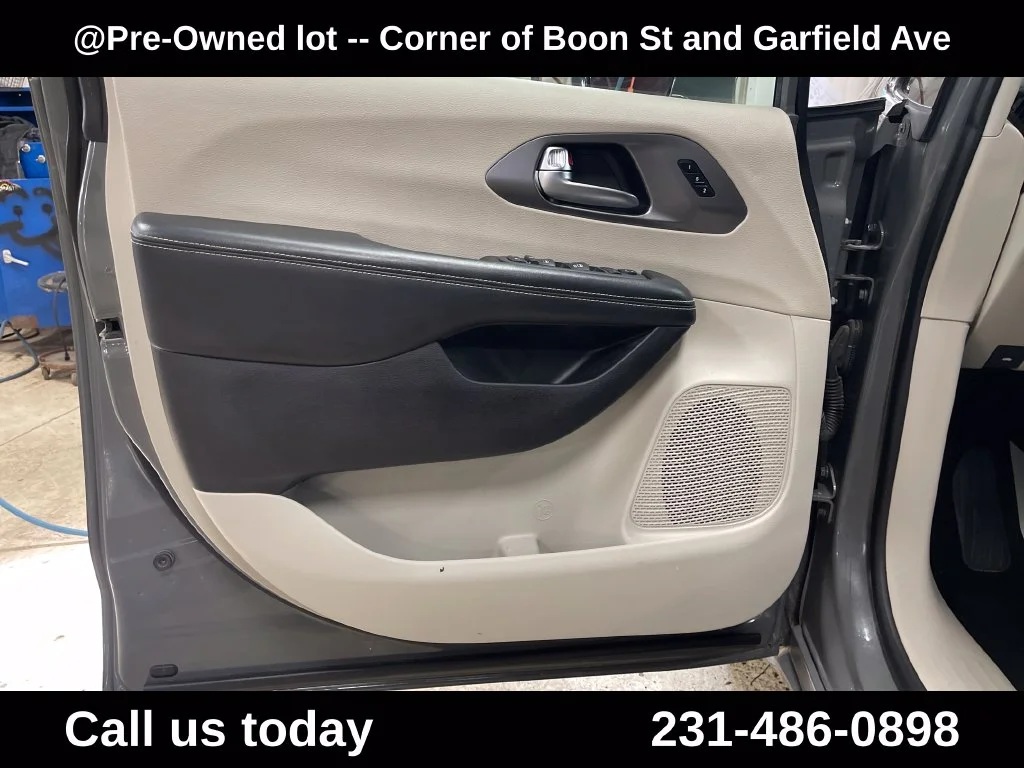 Used 2022 White Chrysler Touring L image 15