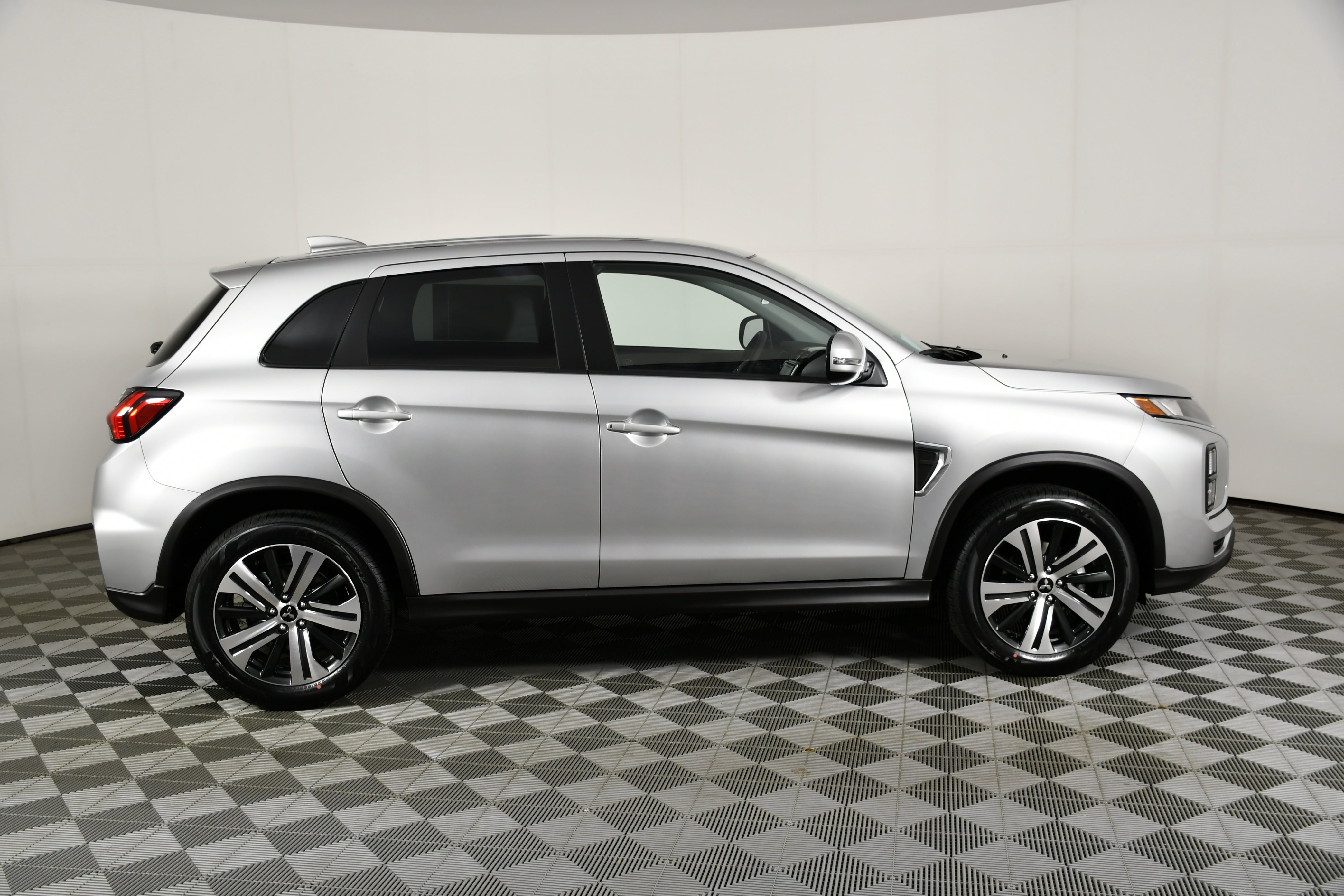 New 2026 Alloy Silver Metallic Mitsubishi SE image 5