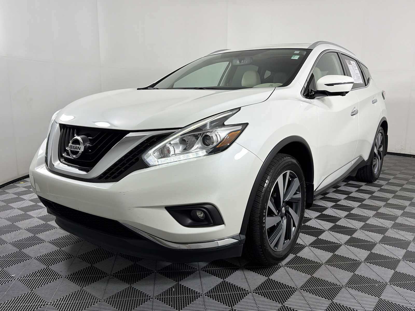 Used 2018 Pearl White Nissan Platinum image 3