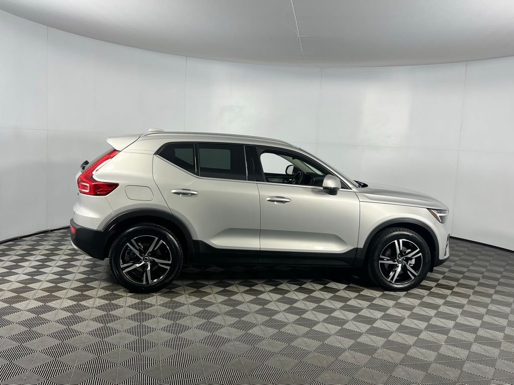 2025 Volvo XC40 Core photo 3