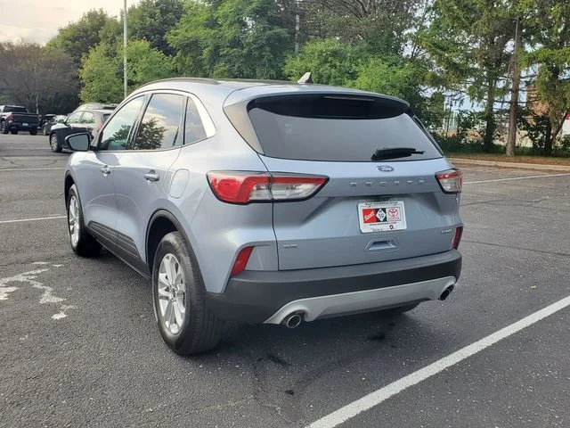 Used 2022 Blue Ford SE image 3